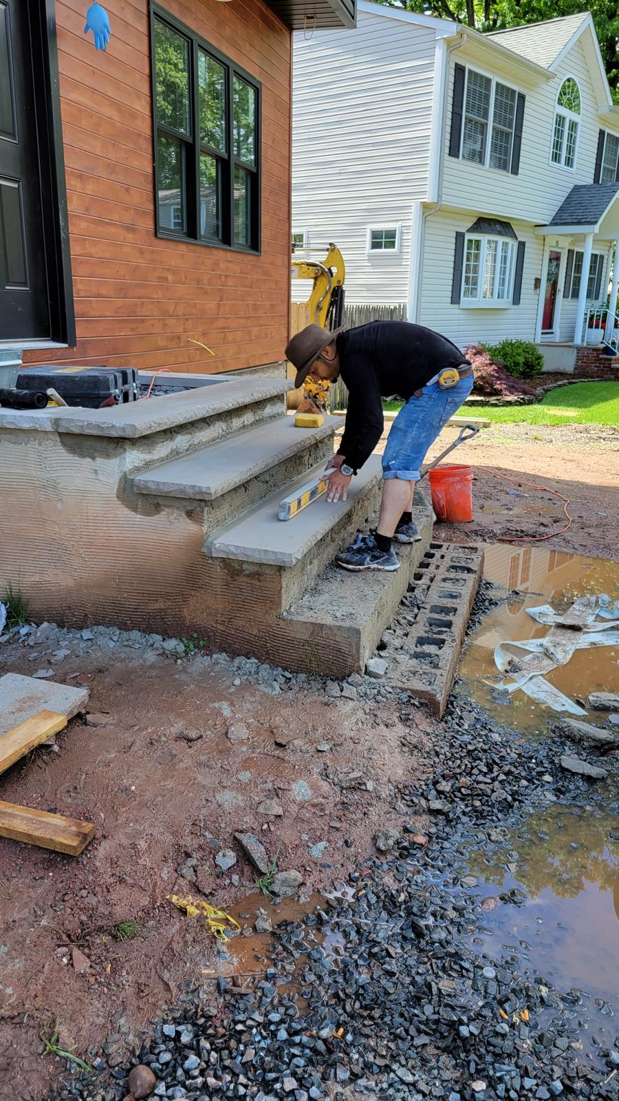 Trabajador nivelando escaleras de concreto
