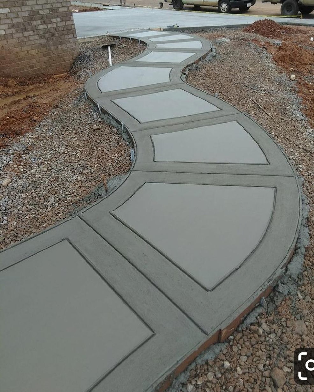 Sidewalk curvo de concreto con bordes decorativos