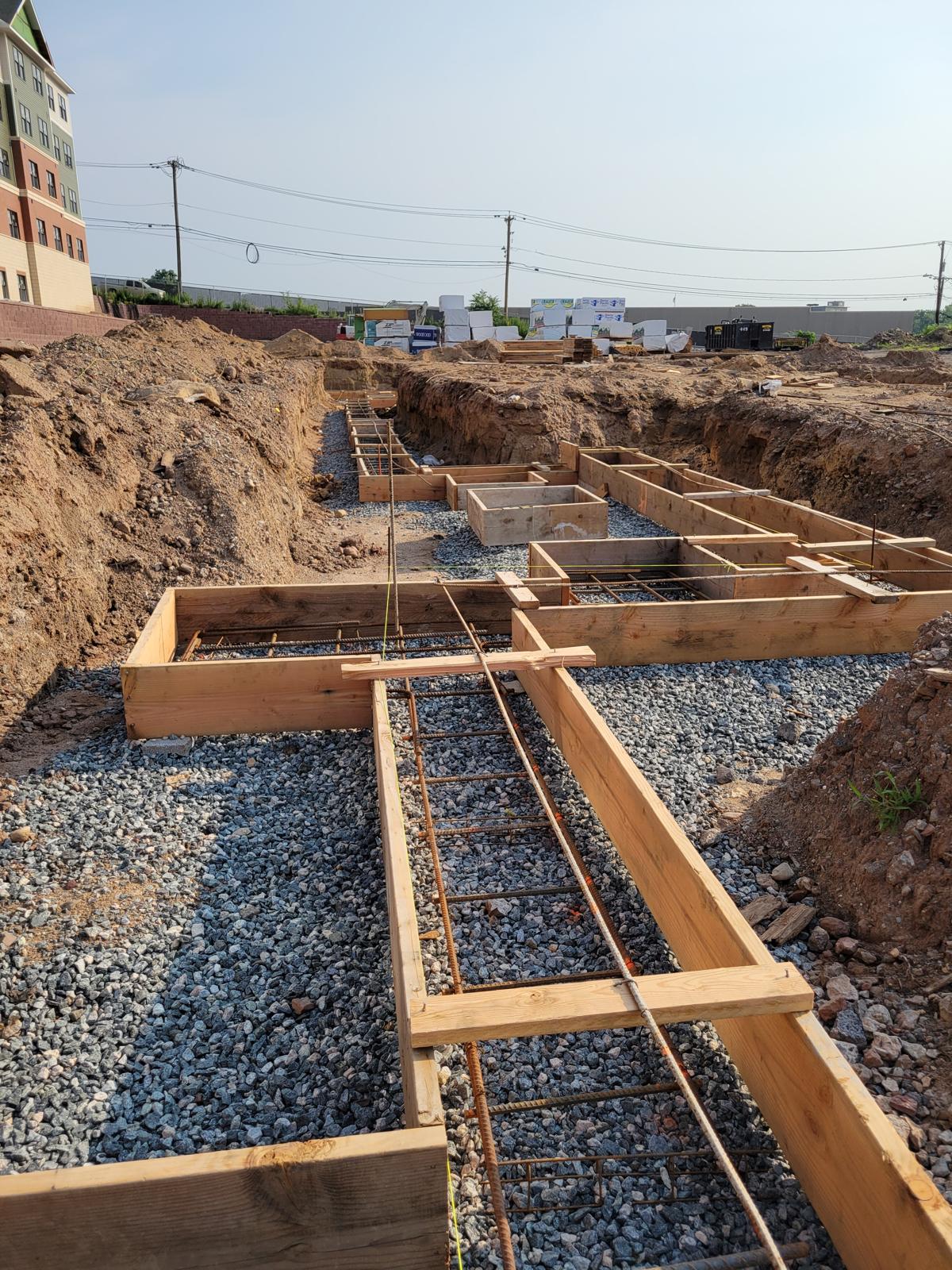 Excavacion y formaleta para fundacion comercial