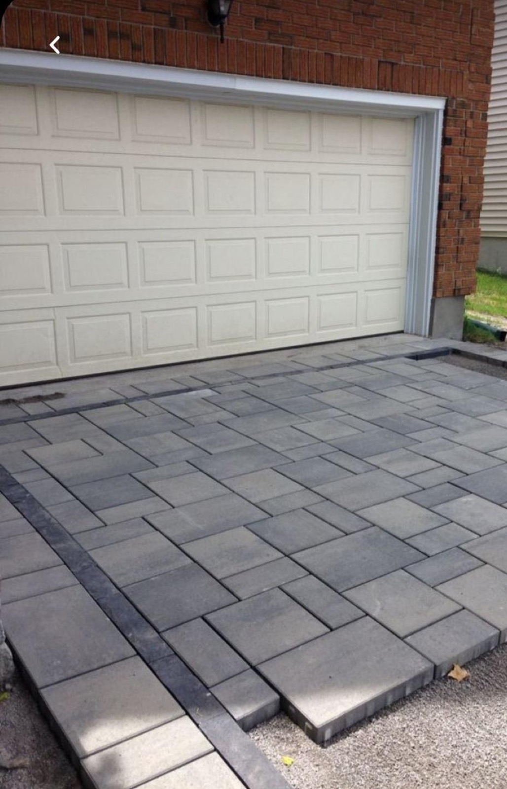 Entrada residencial con pavers de ladrillo