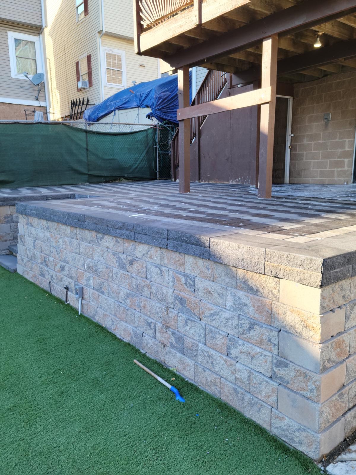 Patio elevado con muro de contencion de bloques